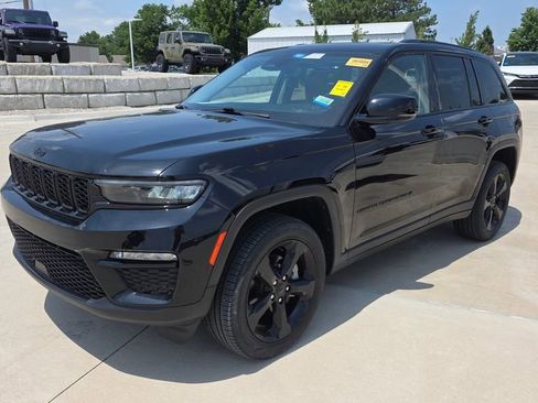 Used 2023 Jeep Grand Cherokee Limited w/ Black Appearance Package AWD/4WD image 1