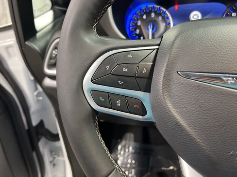 Used 2025 Chrysler Pacifica Select image 21