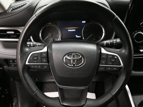 Used 2023 Toyota Highlander XLE AWD/4WD image 12