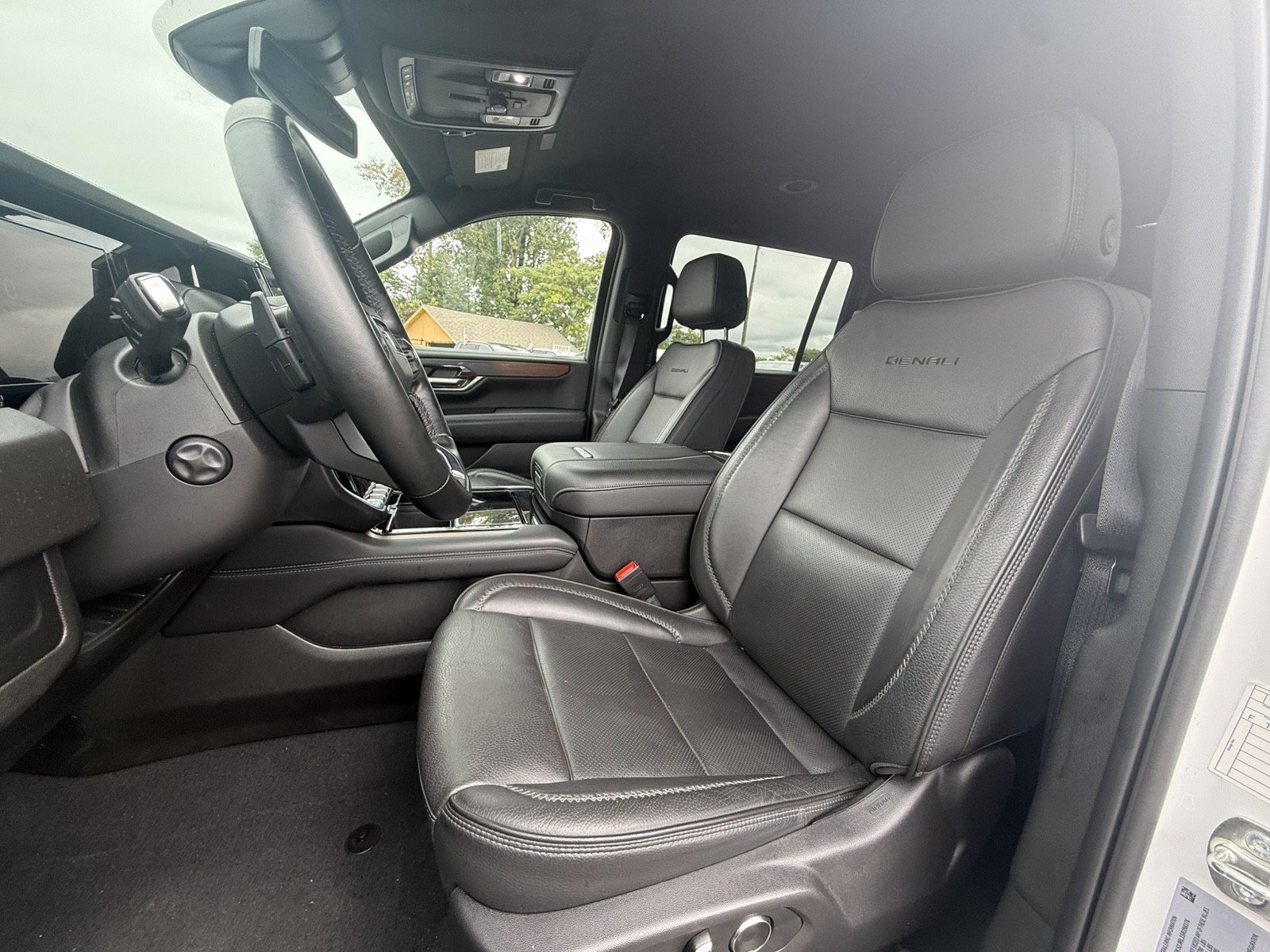 Used 2025 GMC Yukon XL Denali AWD/4WD image 9