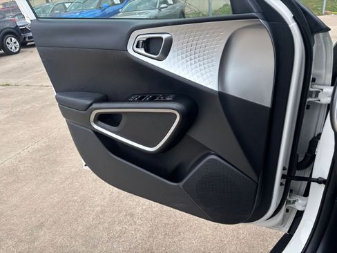 Used 2025 Kia Soul LX w/ LX Technology Package FWD image 18
