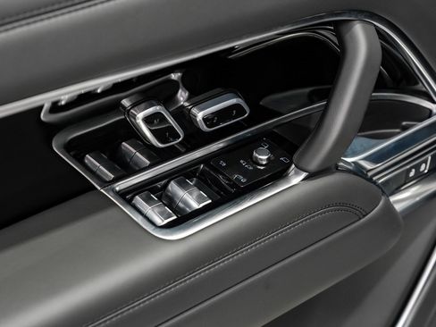 Used 2025 Land Rover Range Rover Long Wheelbase SE image 38