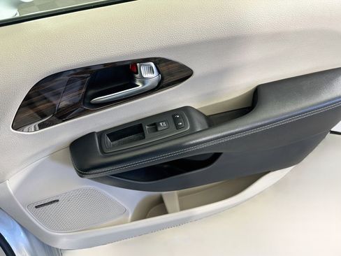 Used 2022 Chrysler Pacifica Limited FWD image 34