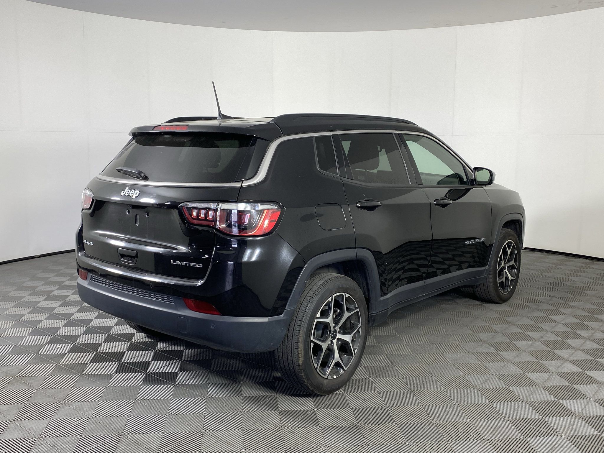 Used 2025 Jeep Compass Limited AWD/4WD image 5