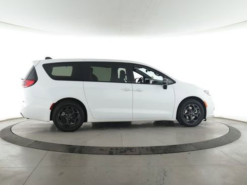 Used 2023 Chrysler Pacifica Limited w/ S Appearance Package FWD image 6