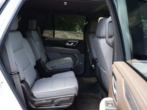 Used 2023 GMC Yukon SLT w/ SLT Luxury Package AWD/4WD image 26