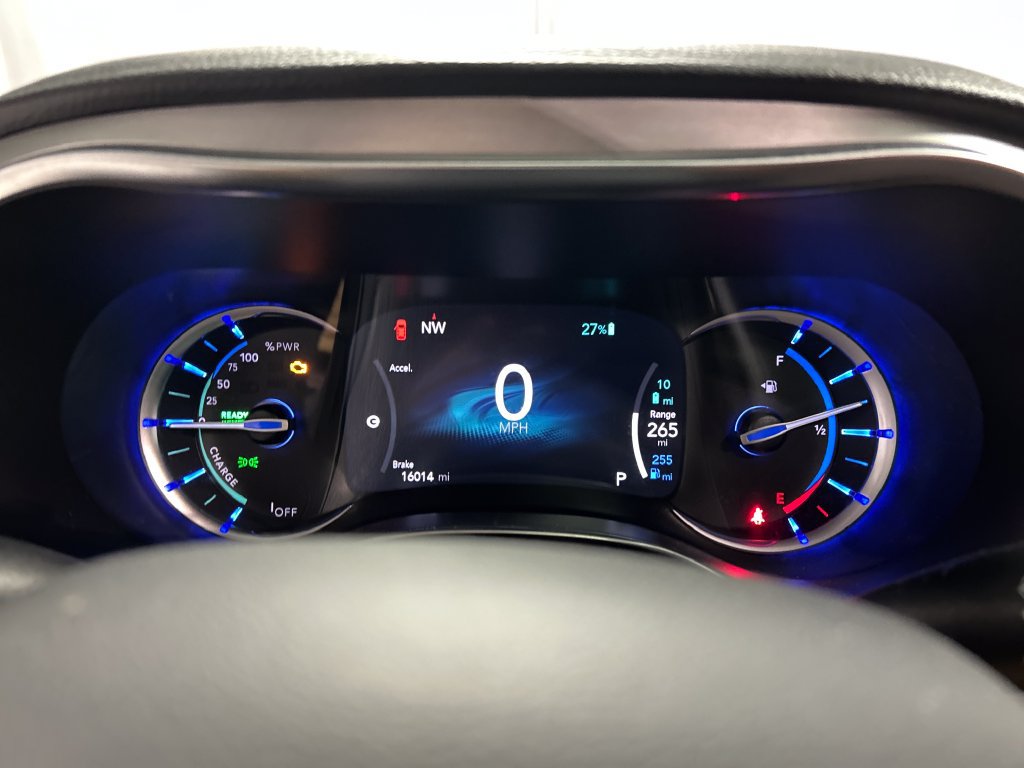 Used 2024 Chrysler Pacifica Pinnacle FWD image 16