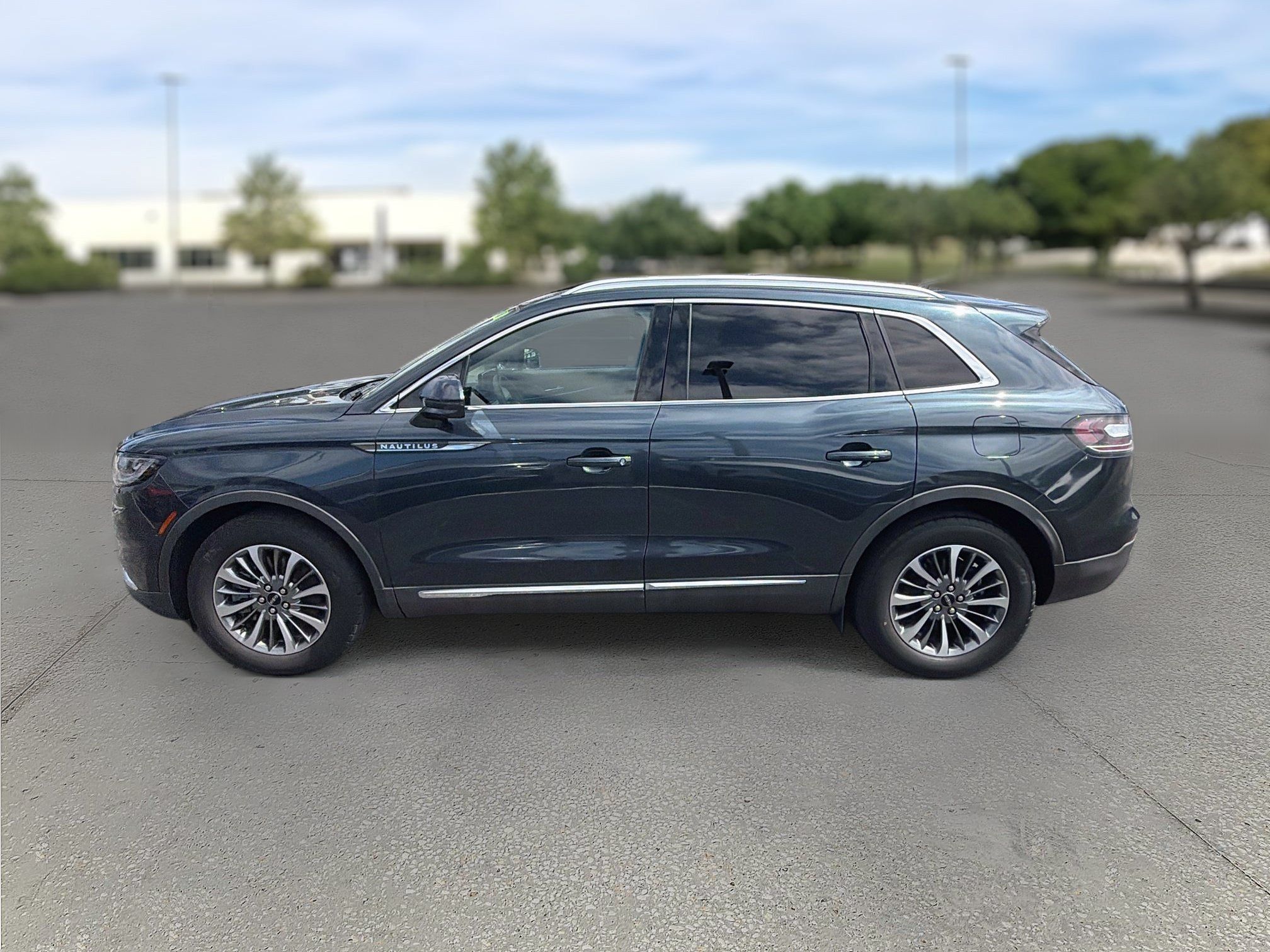 Used 2023 Lincoln Nautilus FWD w/ Premium Package image 4
