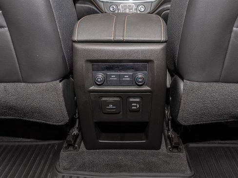 Used 2019 Chevrolet Traverse LT w/ LT Premium Package AWD/4WD image 19