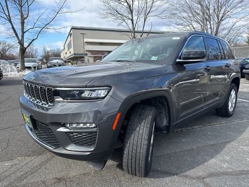 Used 2022 Jeep Grand Cherokee Limited image 3