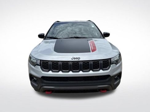 Used 2025 Jeep Compass Trailhawk AWD/4WD image 2