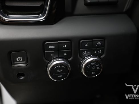 Used 2024 GMC Sierra 3500 Denali Ultimate AWD/4WD image 17