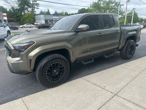 Used 2024 Toyota Tacoma TRD Sport AWD/4WD image 6