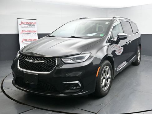 Used 2023 Chrysler Pacifica Limited image 4