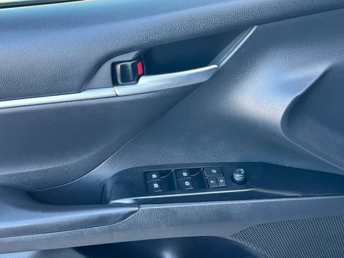 Used 2018 Toyota Camry SE w/ Moonroof Package image 13