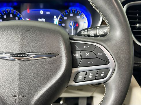 Used 2023 Chrysler Pacifica Limited FWD image 19