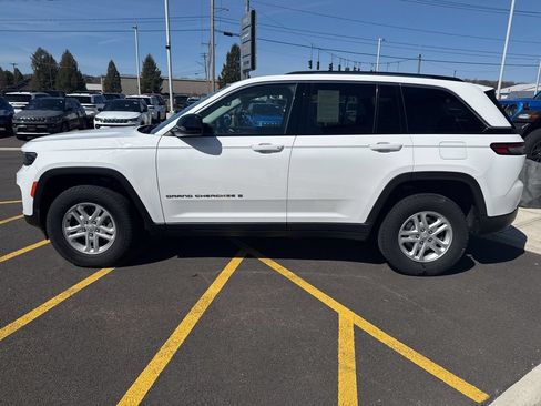 Used 2023 Jeep Grand Cherokee Laredo w/ Luxury Tech Group I AWD/4WD image 5