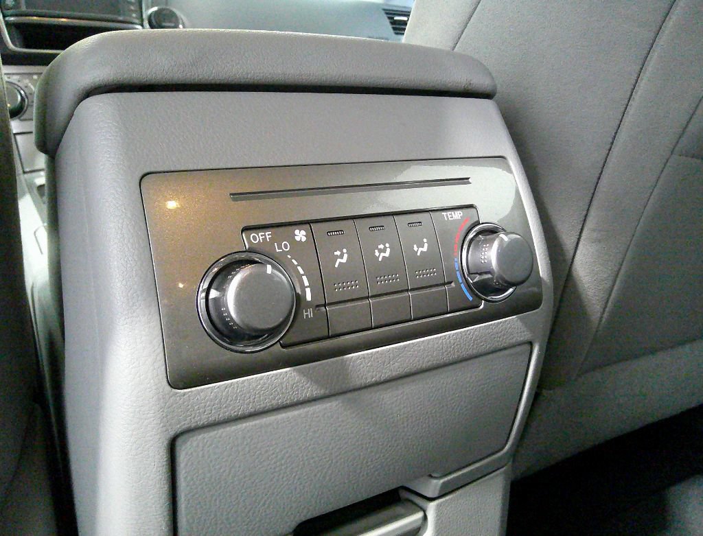 Used 2013 Toyota Highlander Plus FWD image 30