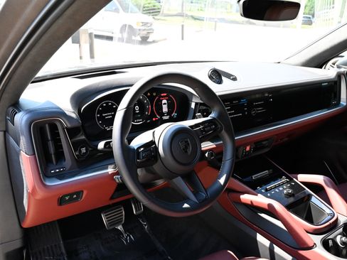 Used 2025 Porsche Cayenne Turbo AWD/4WD image 16