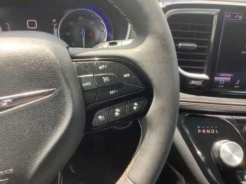 Used 2025 Chrysler Pacifica Limited FWD image 22
