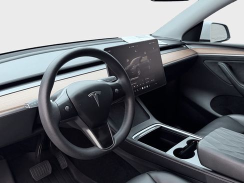 Used 2024 Tesla Model Y Long Range AWD/4WD image 31