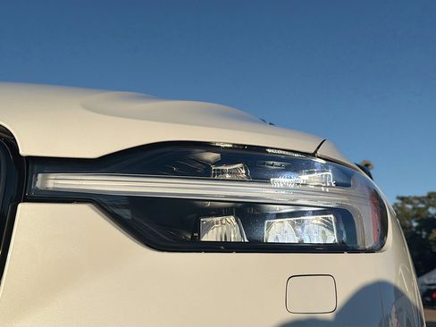 Used 2025 Volvo XC60 B5 Ultra w/ Climate Package image 9