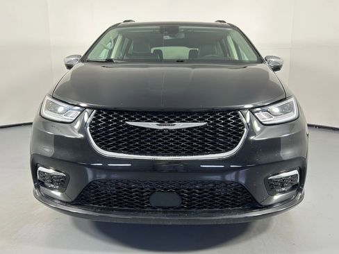 Used 2023 Chrysler Pacifica Limited image 2