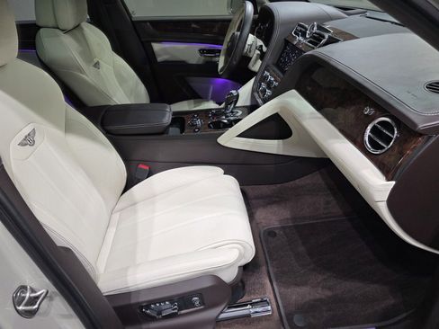 Used 2023 Bentley Bentayga image 27