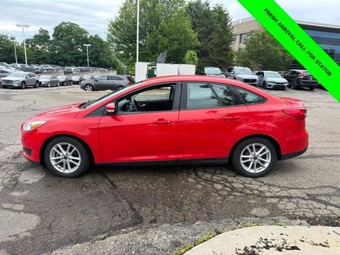 Used 2015 Ford Focus SE FWD image 2