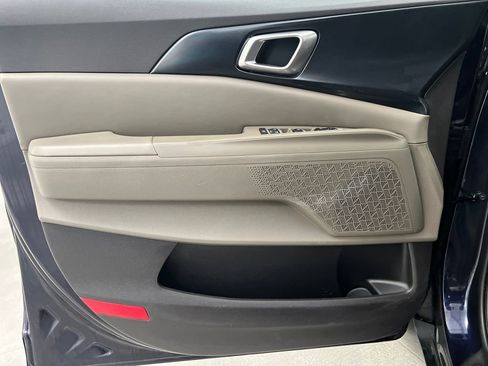 Used 2025 Kia Carnival image 11