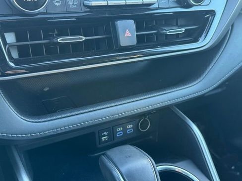 Used 2022 Toyota Highlander XLE AWD/4WD image 18