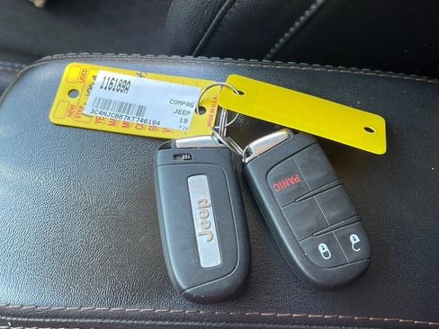 Used 2019 Jeep Compass Latitude FWD image 12