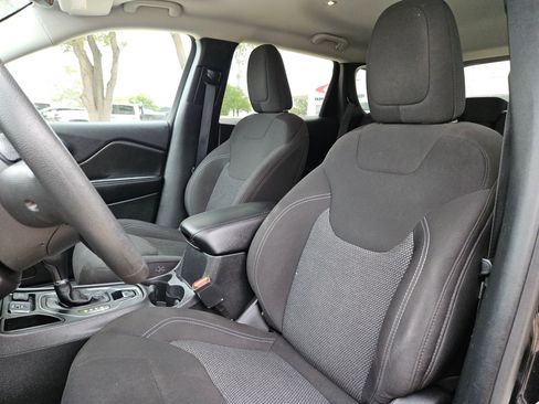 Used 2021 Jeep Cherokee Latitude w/ Mopar Interior Package FWD image 13