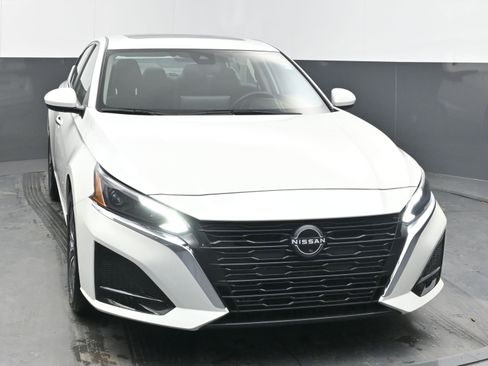 Used 2023 Nissan Altima 2.5 SV w/ SV Premium Package image 2