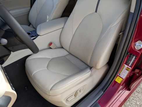 Used 2022 Toyota Camry XLE w/ Navigation Upgrade Package image 16