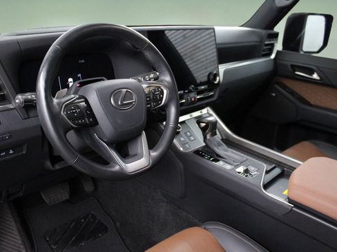 Used 2024 Lexus GX 550 w/ Accessory Package (31) AWD/4WD image 2