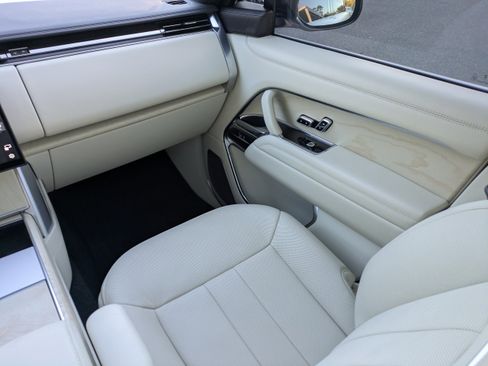 Used 2025 Land Rover Range Rover SV image 24