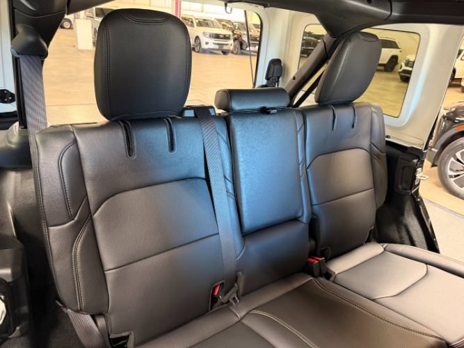 Used 2024 Jeep Wrangler Unlimited Sahara w/ Technology Group AWD/4WD image 31