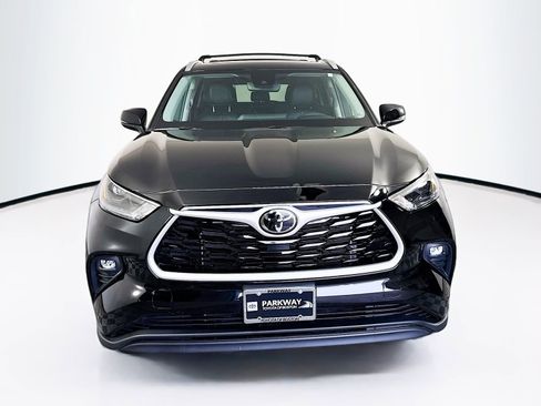 Certified 2024 Toyota Highlander XLE image 2