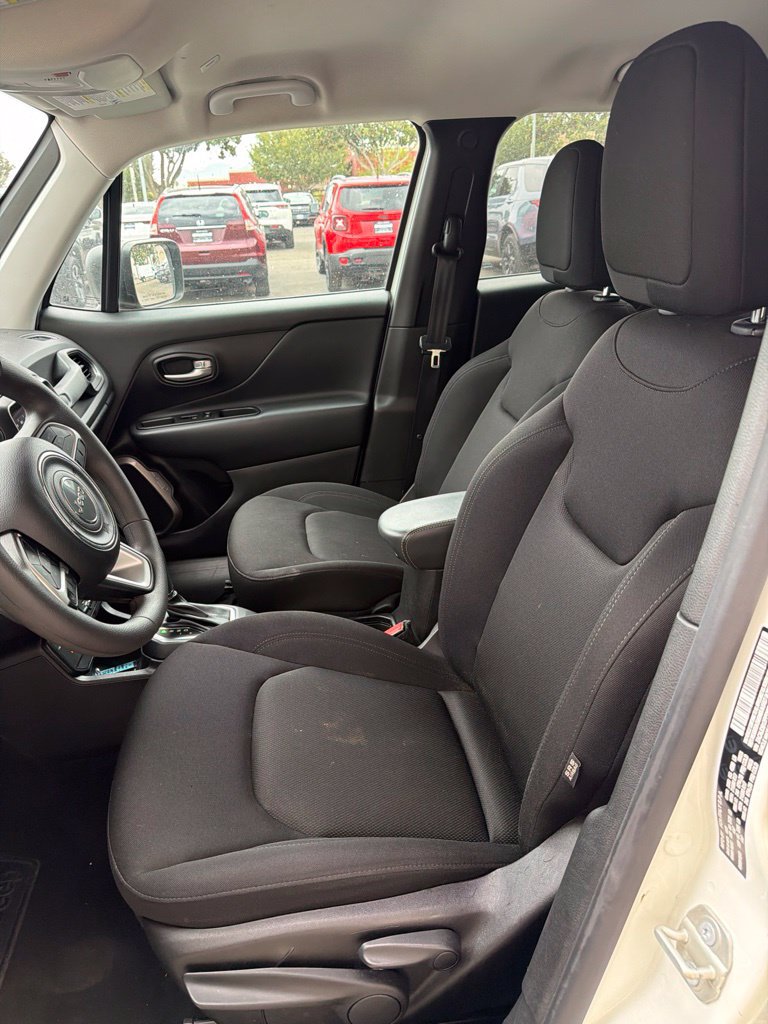 Used 2023 Jeep Renegade Latitude AWD/4WD image 6