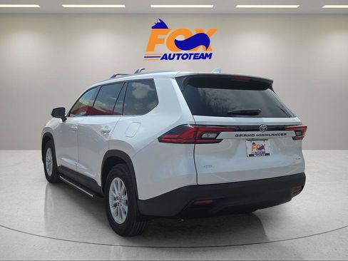 New 2026 Toyota Grand Highlander XLE image 3