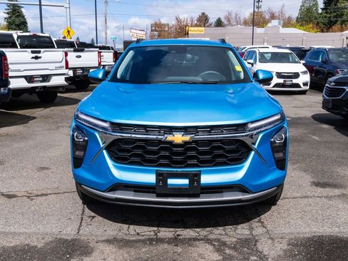 Used 2025 Chevrolet Trax LT FWD image 2