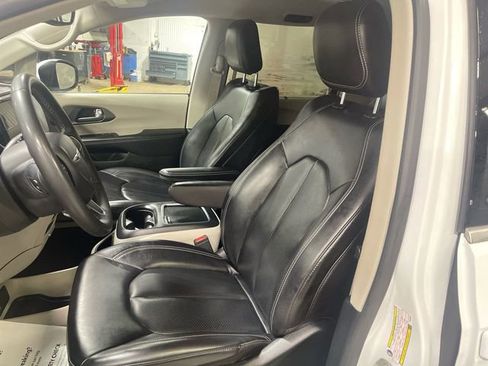 Certified 2023 Chrysler Pacifica Touring-L image 11