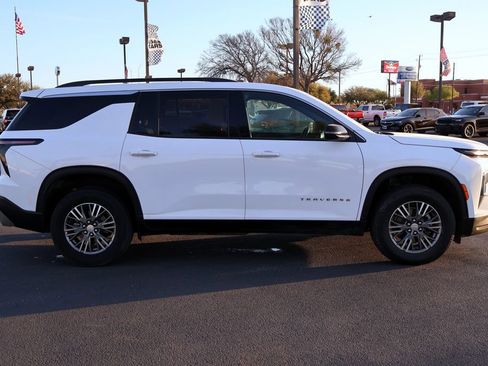Used 2025 Chevrolet Traverse LT FWD image 14