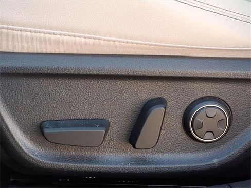 Used 2025 Genesis G70 2.5T image 5