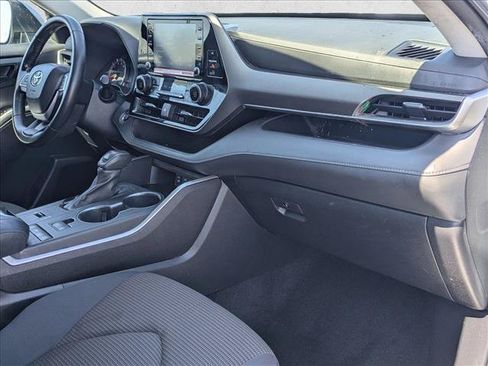 Used 2022 Toyota Highlander LE FWD image 22