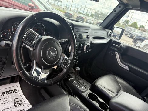 Used 2015 Jeep Wrangler Unlimited Sahara w/ Connectivity Group AWD/4WD image 18