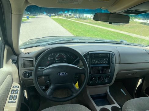 Used 2002 Ford Explorer XLT image 8