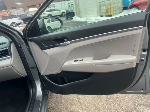 Used 2019 Hyundai Elantra SE image 28