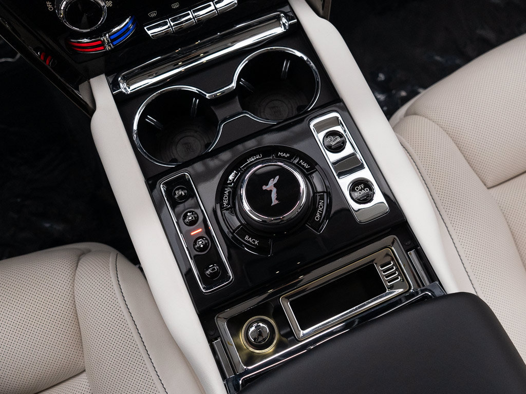 Certified 2022 Rolls-Royce Cullinan Black Badge w/ Dark Exterior Package AWD/4WD image 39